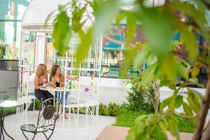 play poshtel and cafe