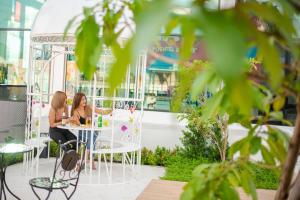 play poshtel and cafe