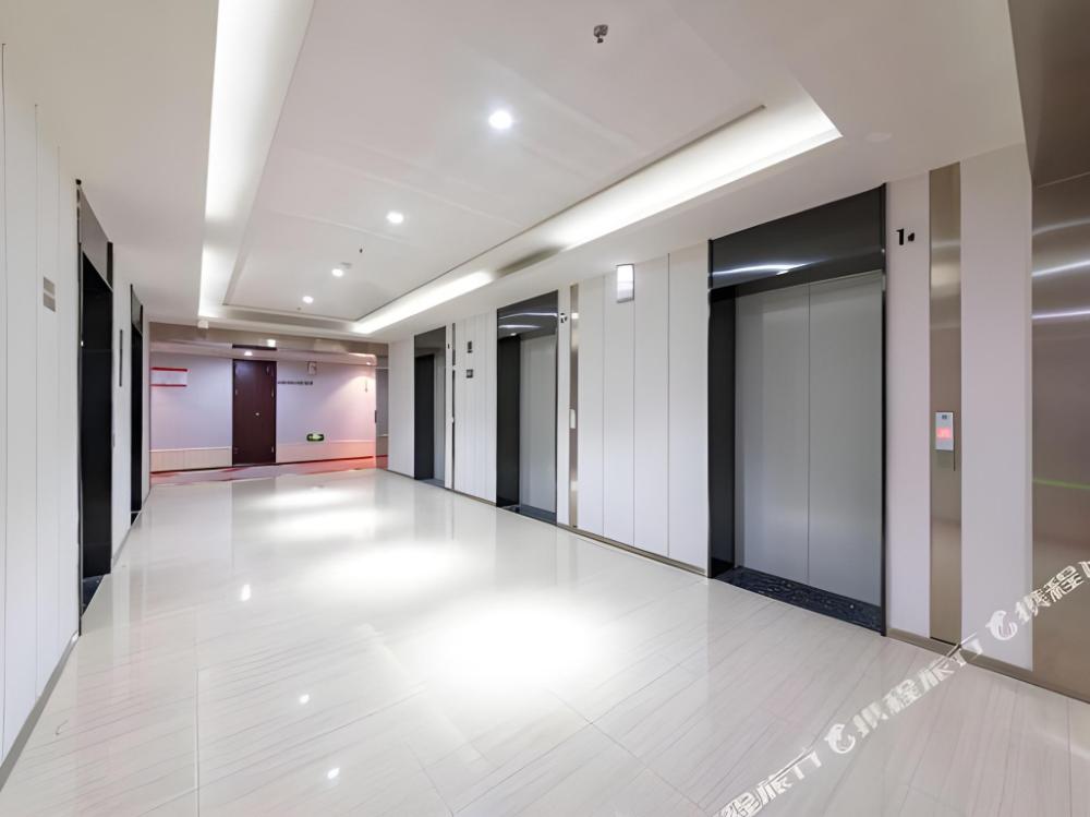 borrman hotel jinan west station greenland central plaza