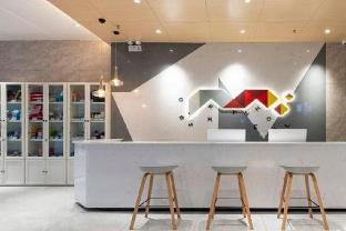 borrman hotel jinan west station greenland central plaza