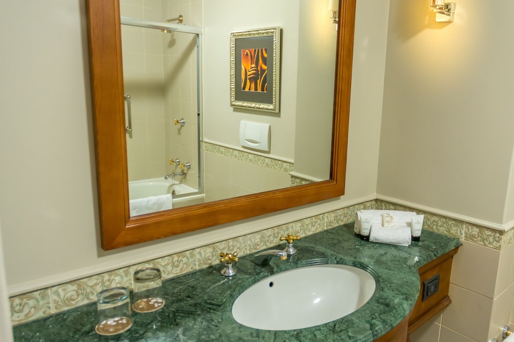 graceland hotel casino and country club