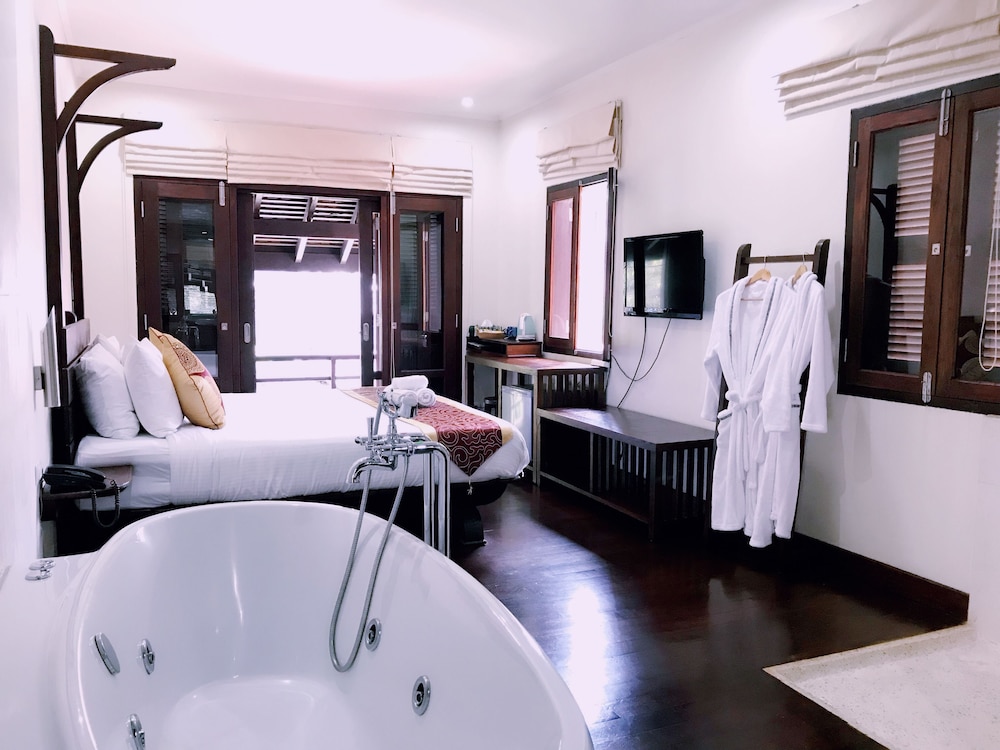 ancient luang prabang hotel