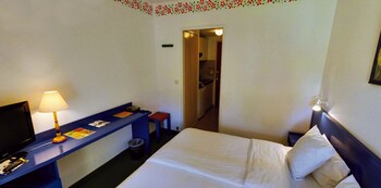 Hôtel - Résidence Lou Paradou,Greoux-Les-Bains>>Alpes-De-Haute-Provence,3 star