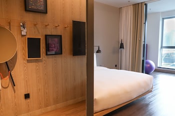 moxy shenzhen north station