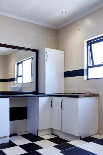 airport doozy guest house