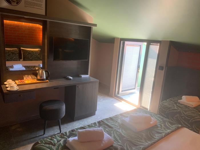 dolphin park hotel
