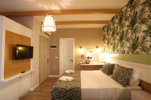 dolphin park hotel