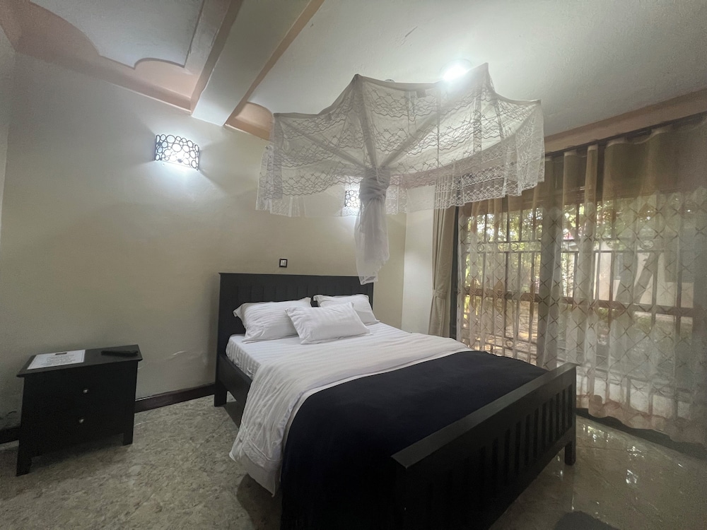 montane safaris hotel