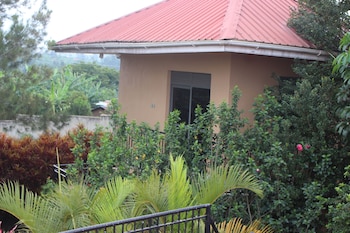 montane safaris hotel