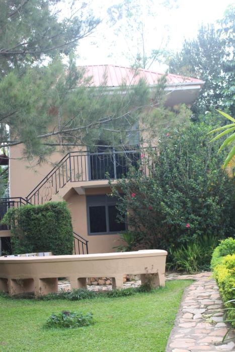 montane safaris hotel