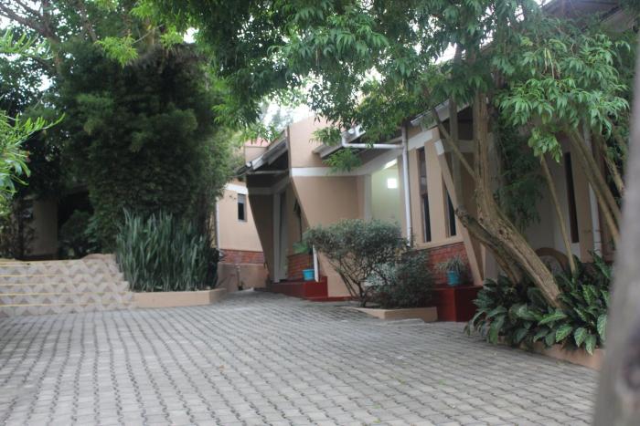 montane safaris hotel