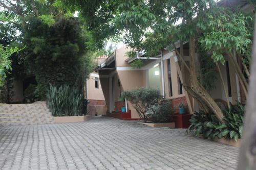 montane safaris hotel