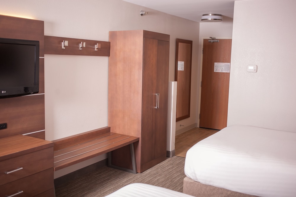 holiday inn express hotel and suites by ihg