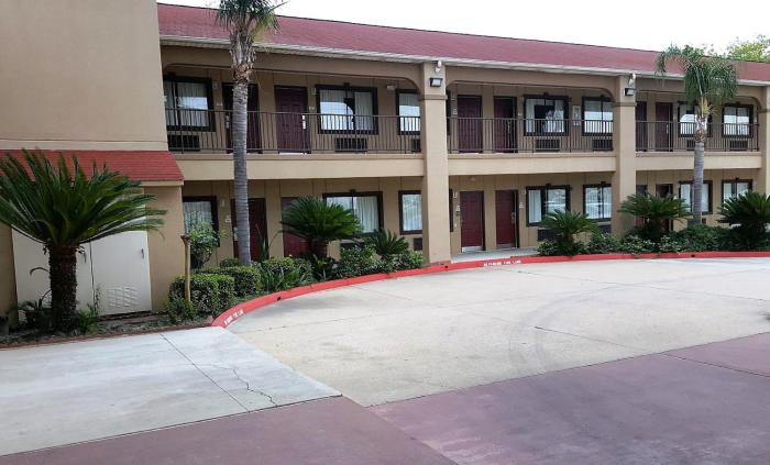 red roof inn and suites houston humble iah airport