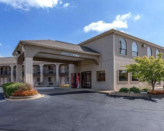 econo lodge and suites