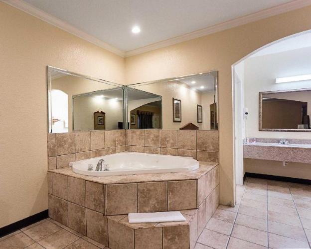 econo lodge and suites