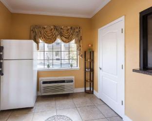 econo lodge and suites