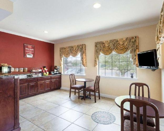 econo lodge and suites