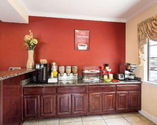 econo lodge and suites