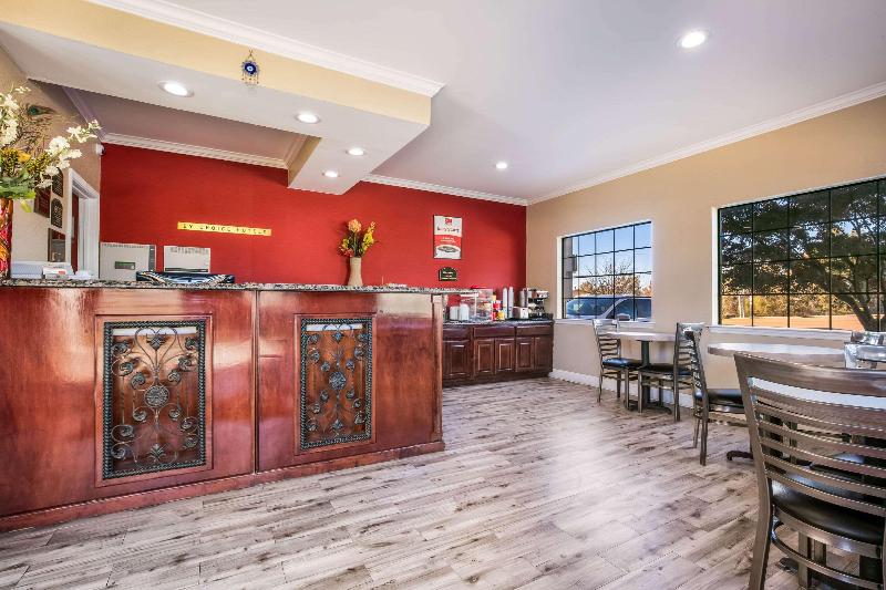 econo lodge and suites