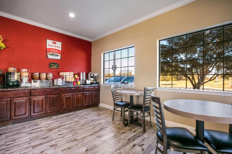 econo lodge and suites