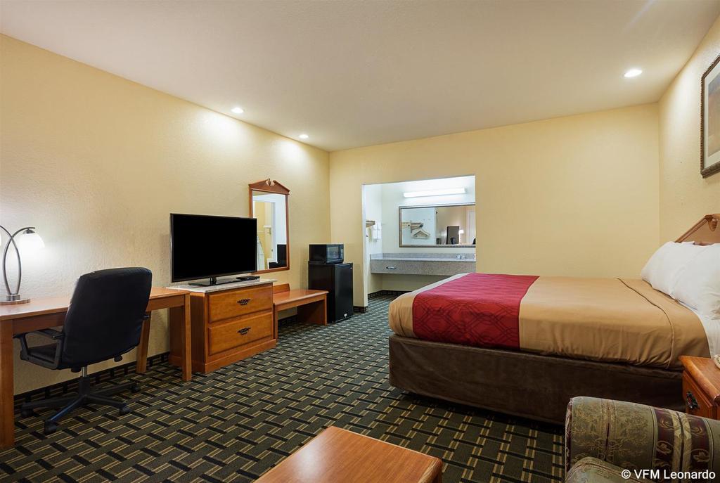 econo lodge and suites