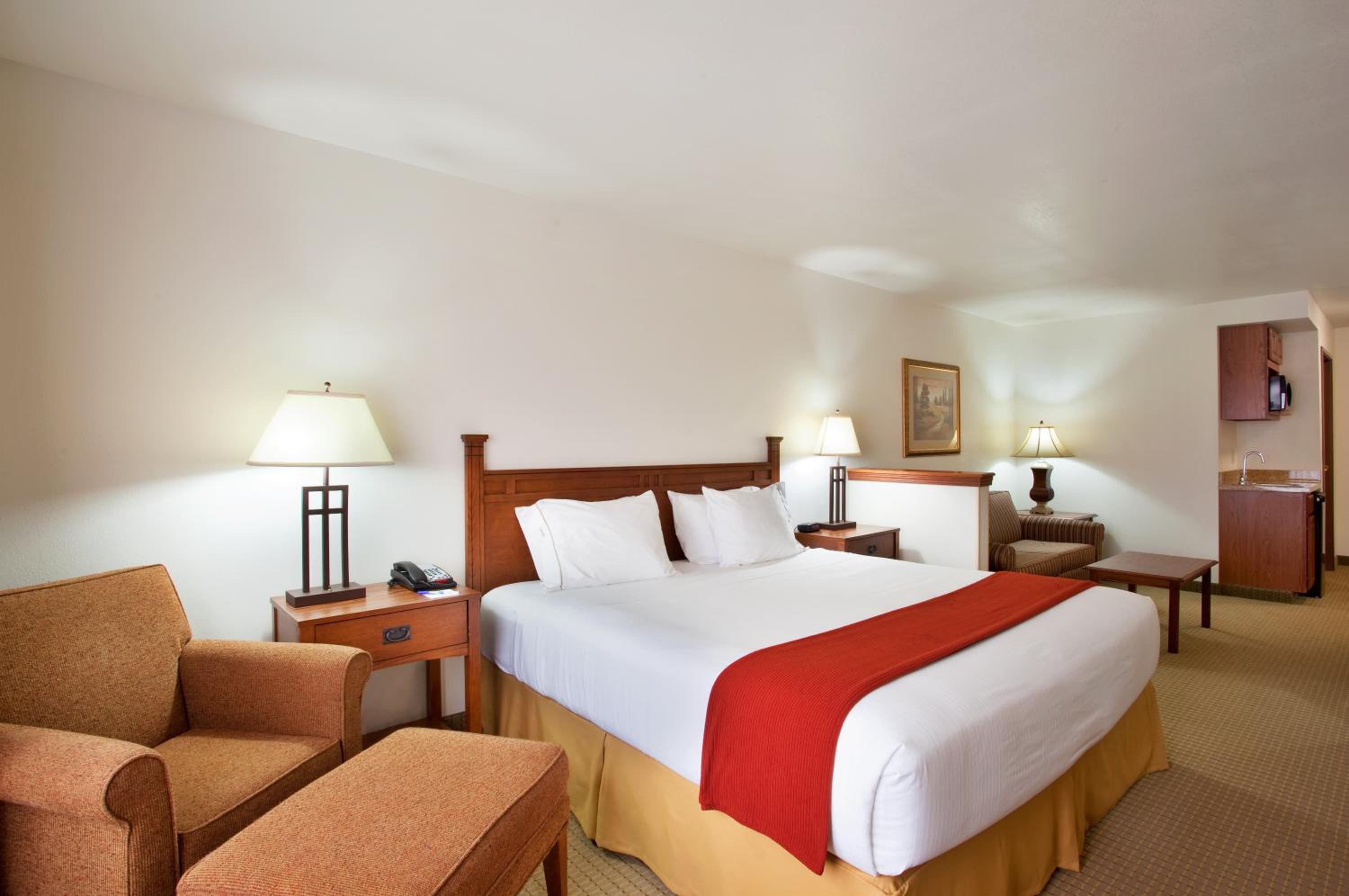 holiday inn express and suites mattoon by ihg