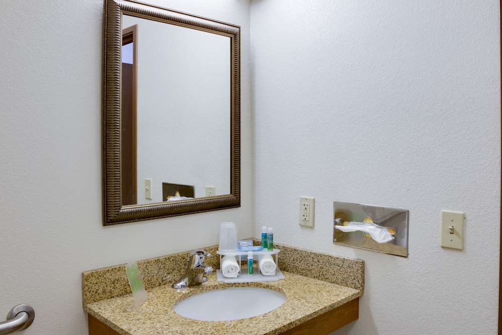 holiday inn express and suites mattoon by ihg