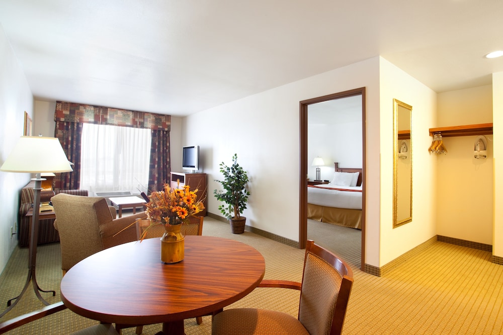 holiday inn express and suites mattoon by ihg