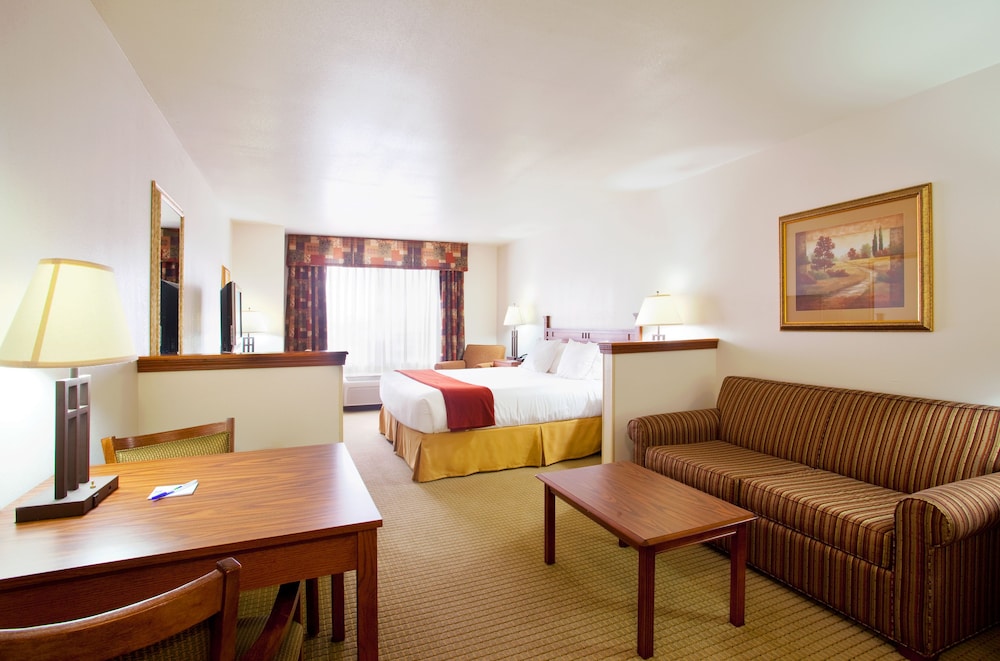 holiday inn express and suites mattoon by ihg