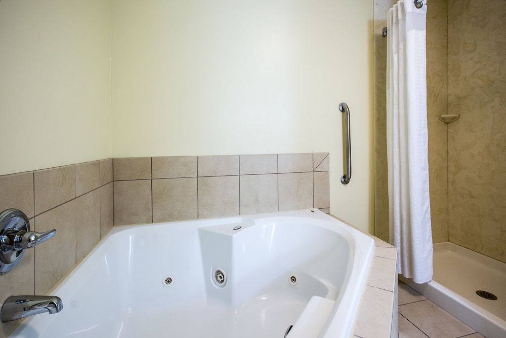 holiday inn express and suites vandalia by ihg