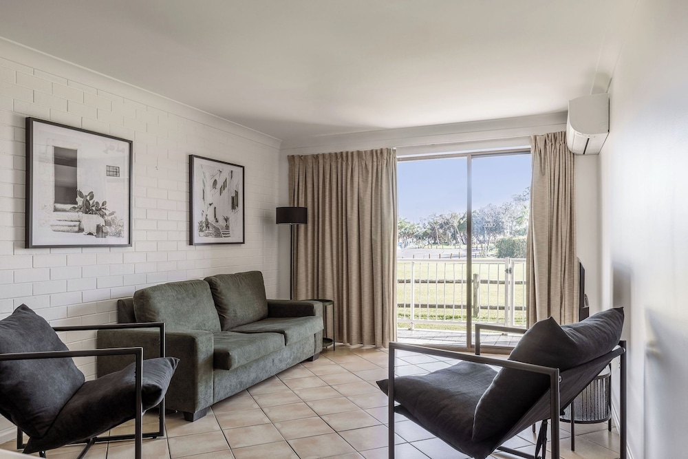 main beach apartments