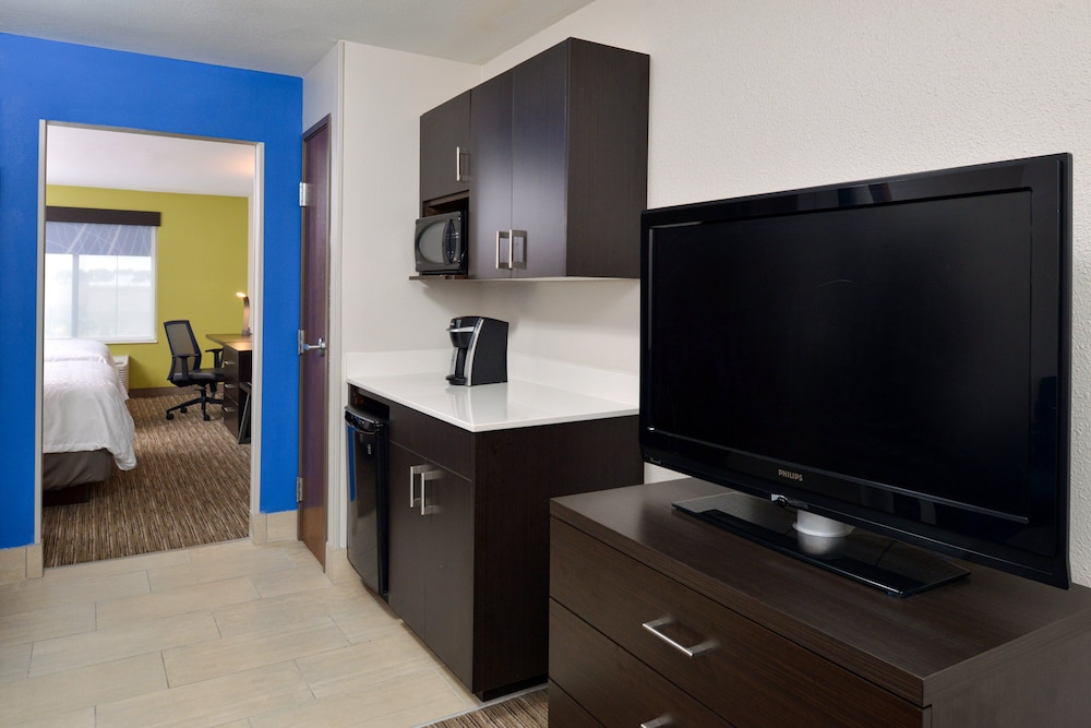 holiday inn express and suites pueblo north by ihg