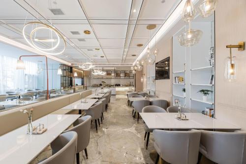 atour hotel industrial park dongsha lake