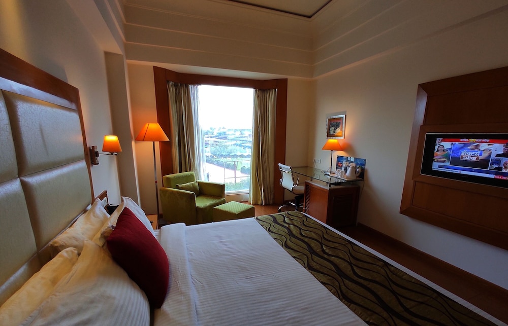 ambrosia sarovar portico