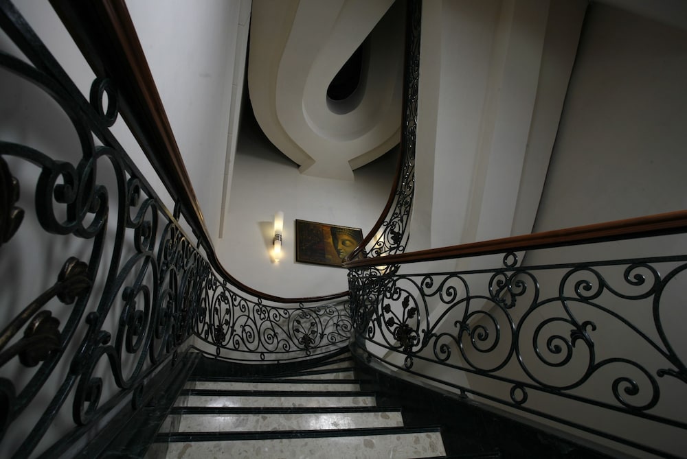 ambrosia sarovar portico