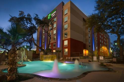 holiday inn express and suites san antonio medical six flags