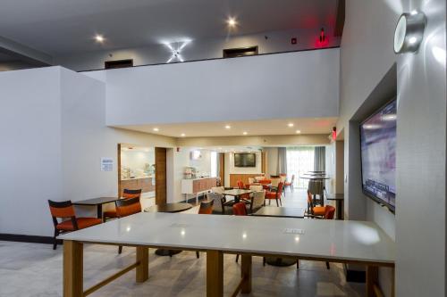 holiday inn express and suites san antonio medical six flags
