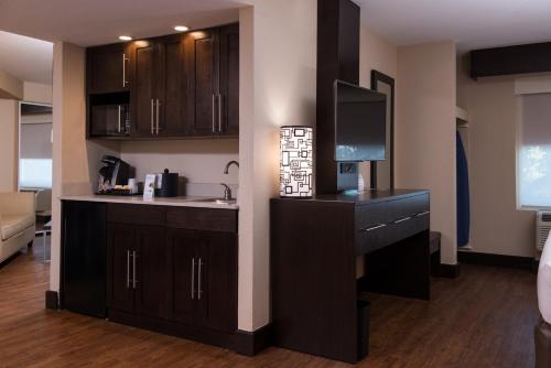 holiday inn express and suites san antonio medical six flags