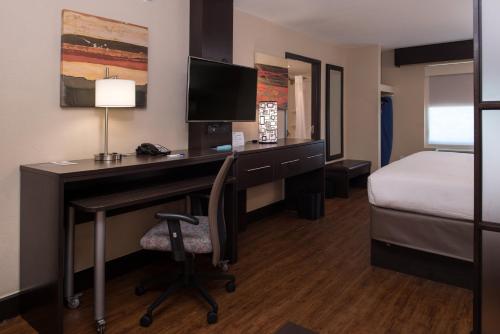 holiday inn express and suites san antonio medical six flags