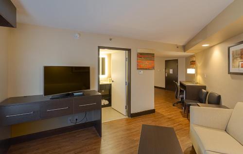 holiday inn express and suites san antonio medical six flags