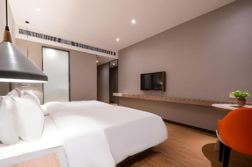 borrman hotel zhonghsan guzheng huayi plaza light rail station