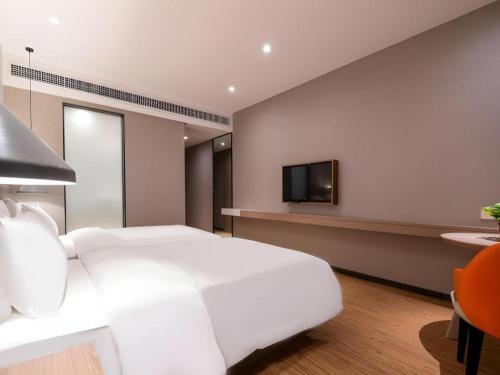 borrman hotel zhonghsan guzheng huayi plaza light rail station