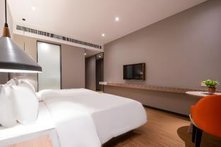 borrman hotel zhonghsan guzheng huayi plaza light rail station