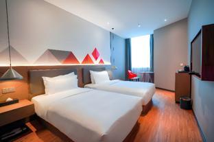 borrman hotel zhonghsan guzheng huayi plaza light rail station