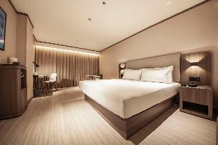 hanting hotel shenyang jiangdong street metro station
