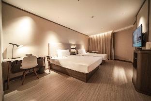 hanting hotel shenyang jiangdong street metro station