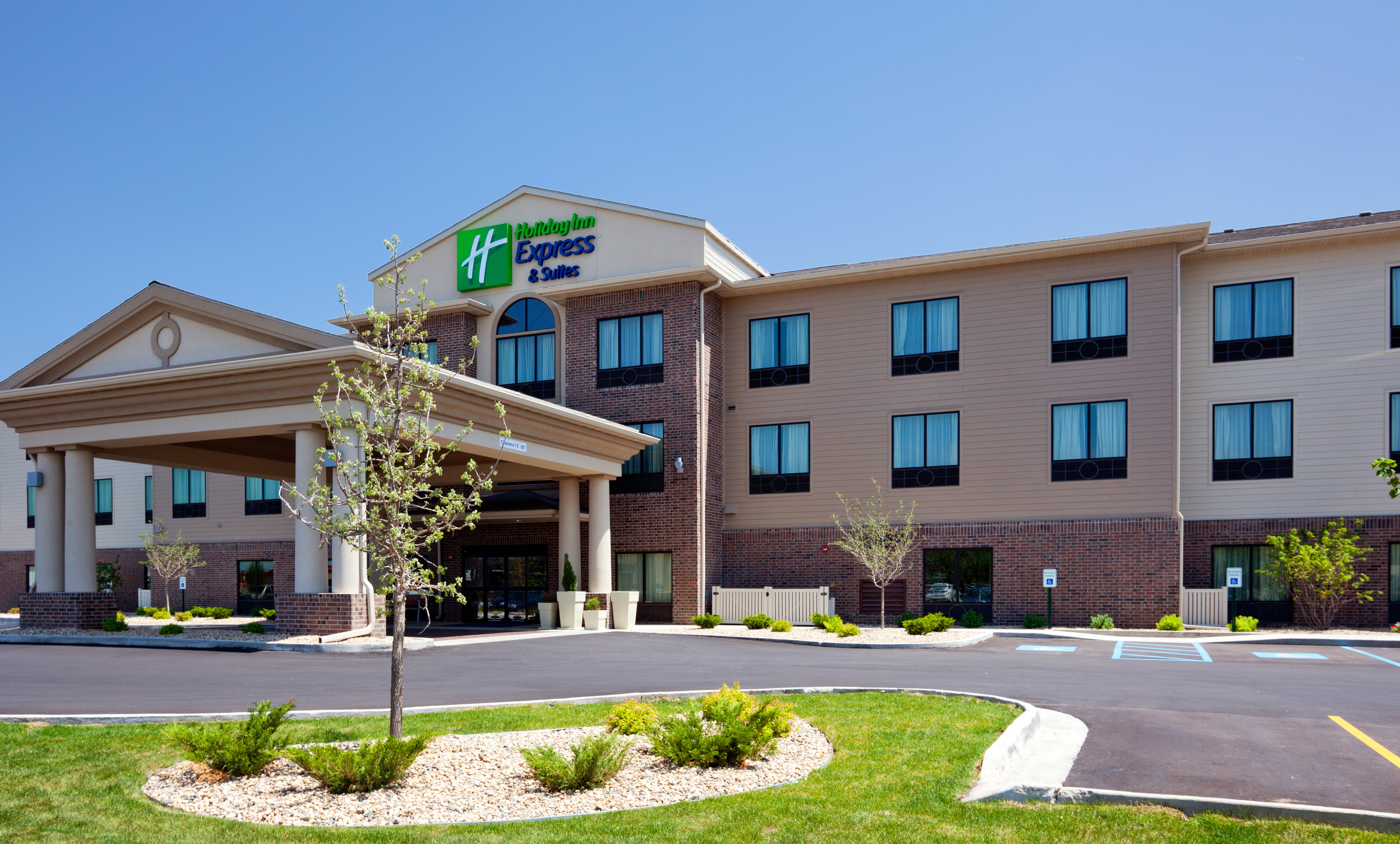 holiday inn express and suites mason city by ihg