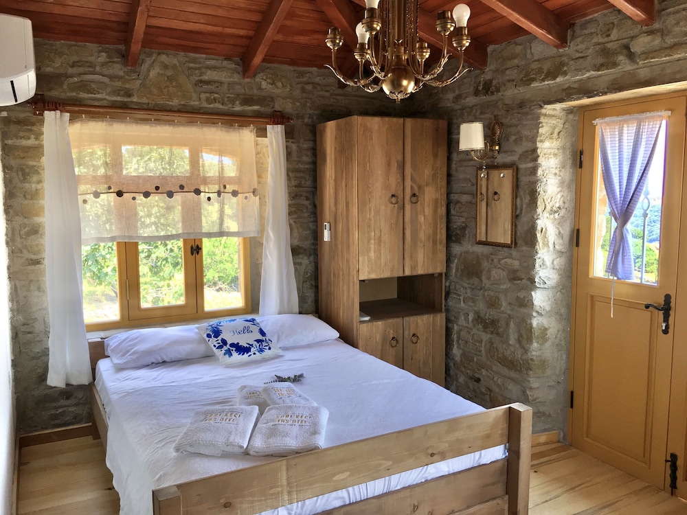 sari keci tas otel
