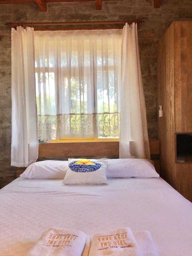 sari keci tas otel
